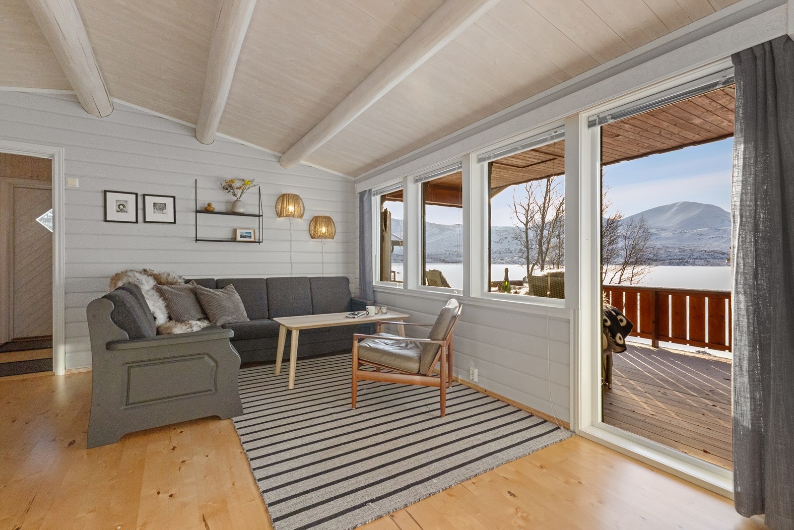 Delvis overbygd terrasse med inn/utgangsdør fra stue. Galleribilde