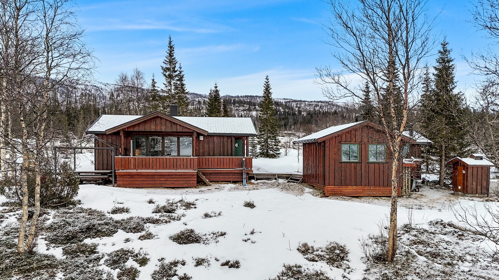 Mot hytte, anneks og røykeri. Galleribilde