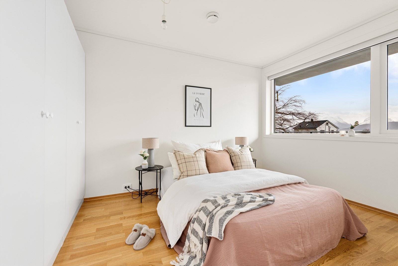 Soverommet er av god størrelse med plass til dobbeltseng, kommode og nattbord. Galleribilde