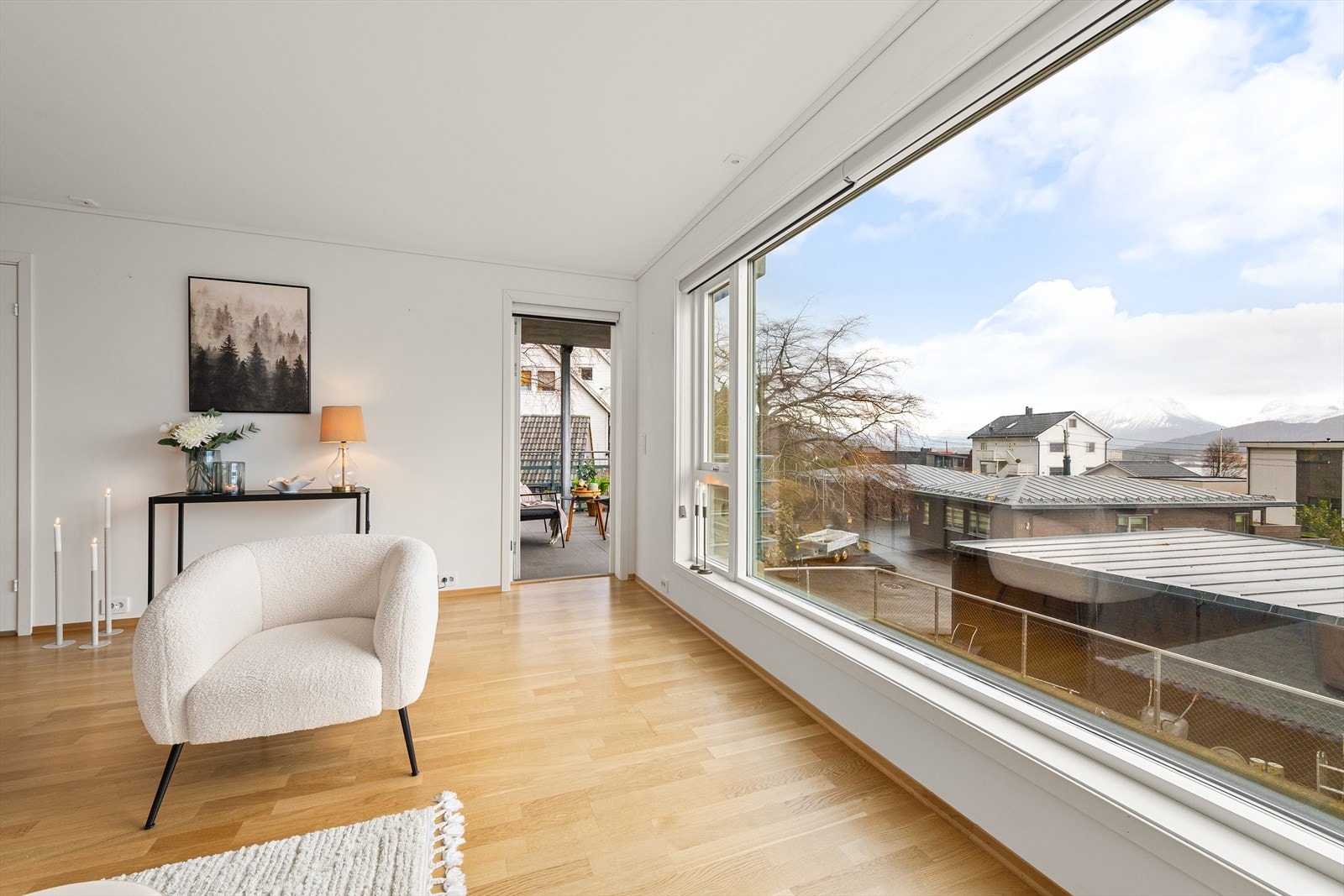 Fra stuen er det tilkomst til sydvestvendt terrasse. Galleribilde