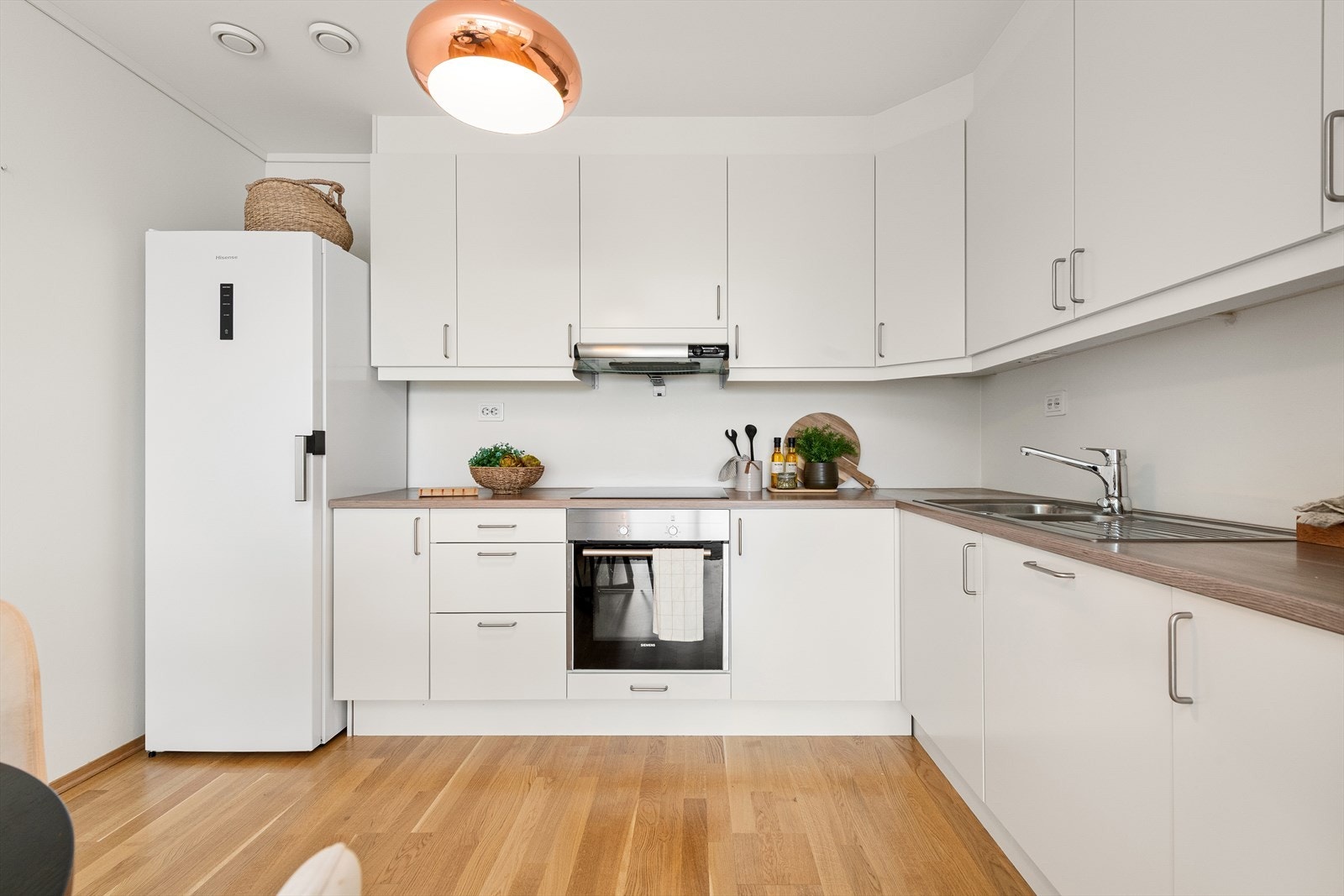 Godt med skap- og benkeplass for hobbykokken. Galleribilde