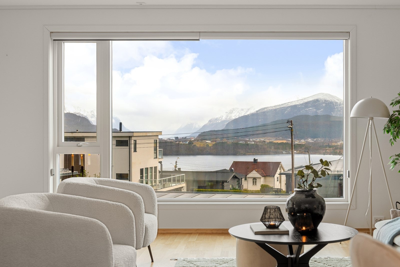 Nyt flott utsikt over Borgundfjorden og Sunnmørsalpane fra sofakroken. Galleribilde