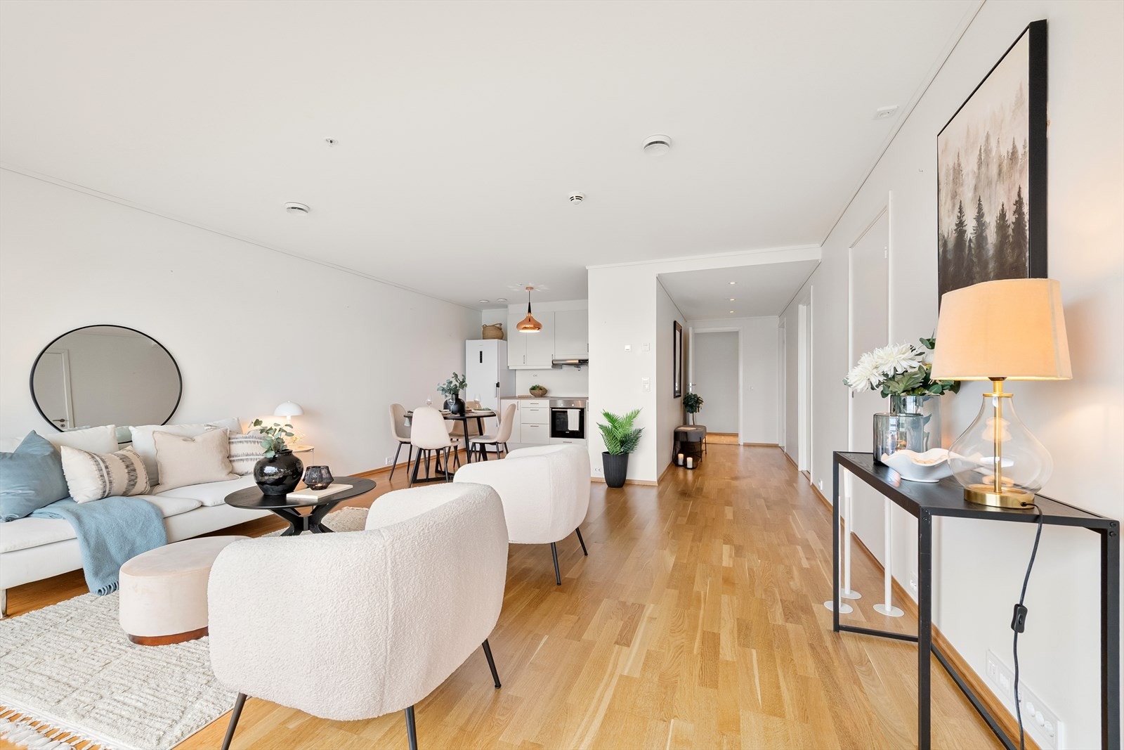 Fra stuen er det tilkomst til boligens hovedsoverom. Galleribilde