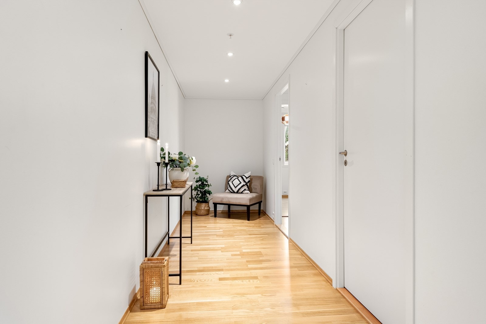 Romslig entré med spottbelysning og plass til garderobeskap/kommode. Galleribilde