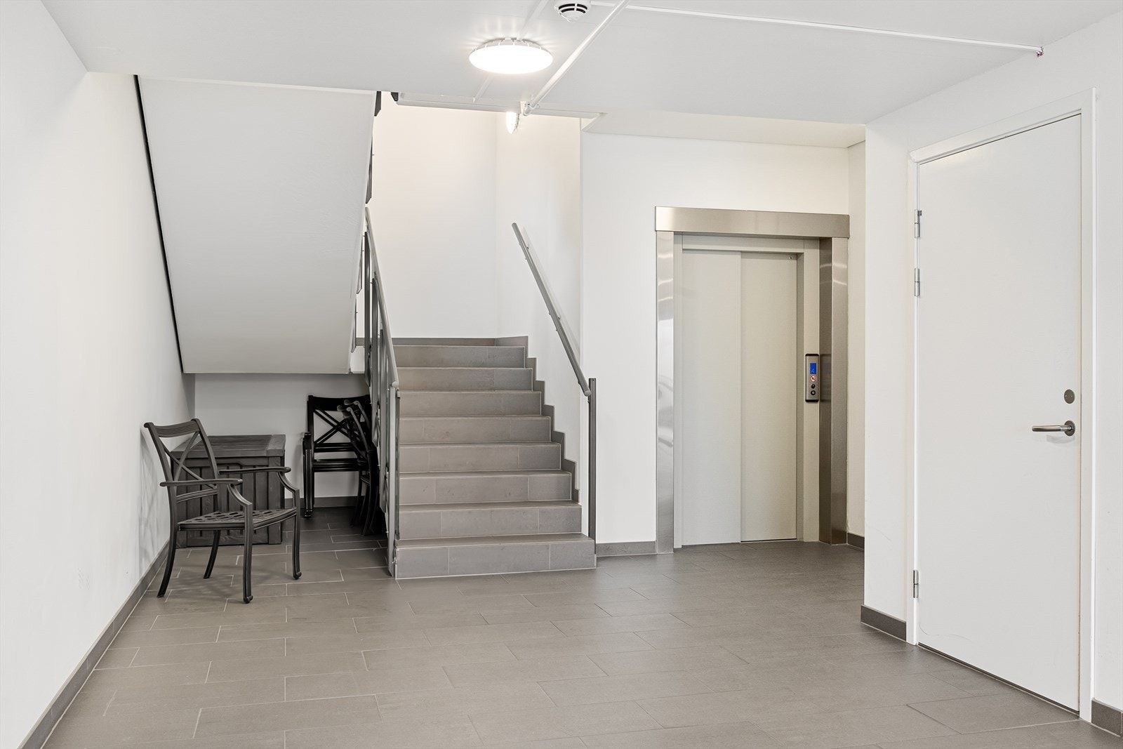 Byggets entré med trapp og heis. Galleribilde