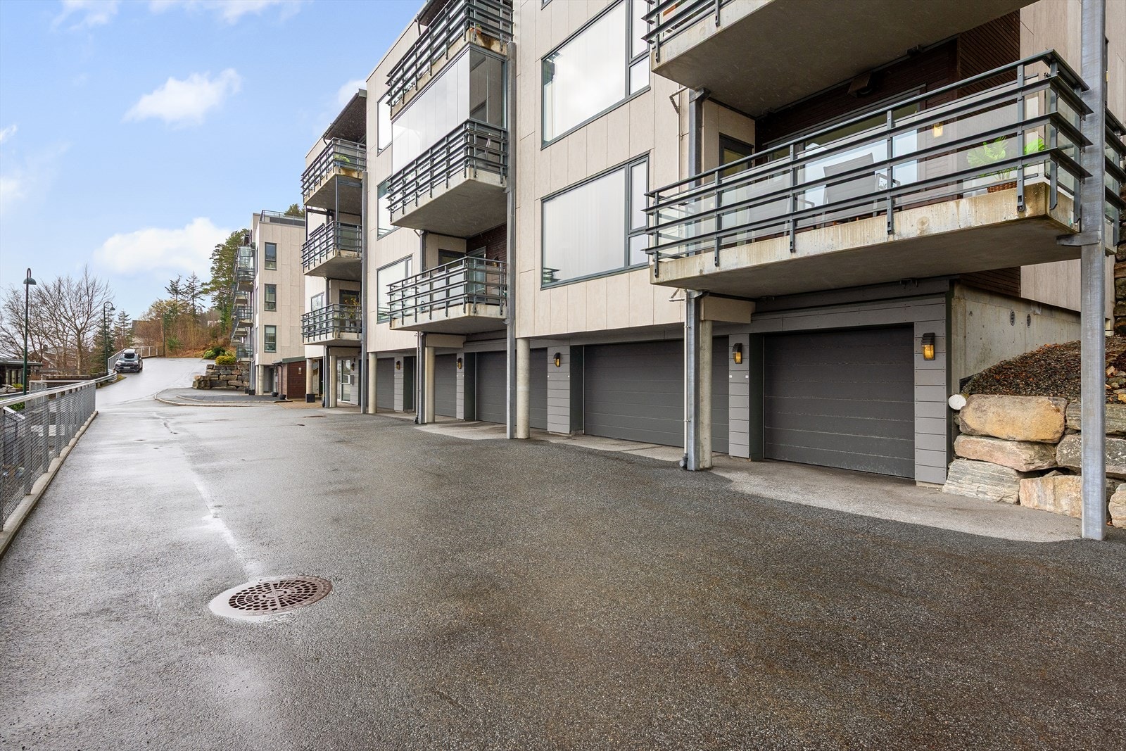 Hjemmelshaver til den enkelte seksjon har eksklusiv bruksrett til parkeringsplass i garasjeanlegg. Egen garasjeport. Galleribilde