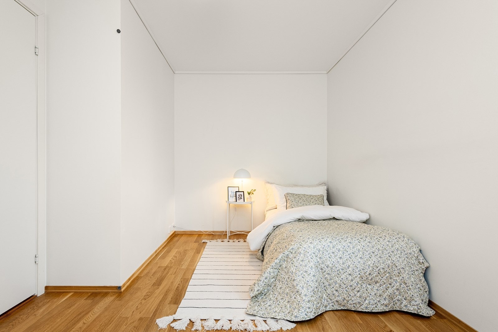 Soverom nr.2 er av god størrelse med plass til dobbeltseng, skrivebord og garderobeskap. Galleribilde