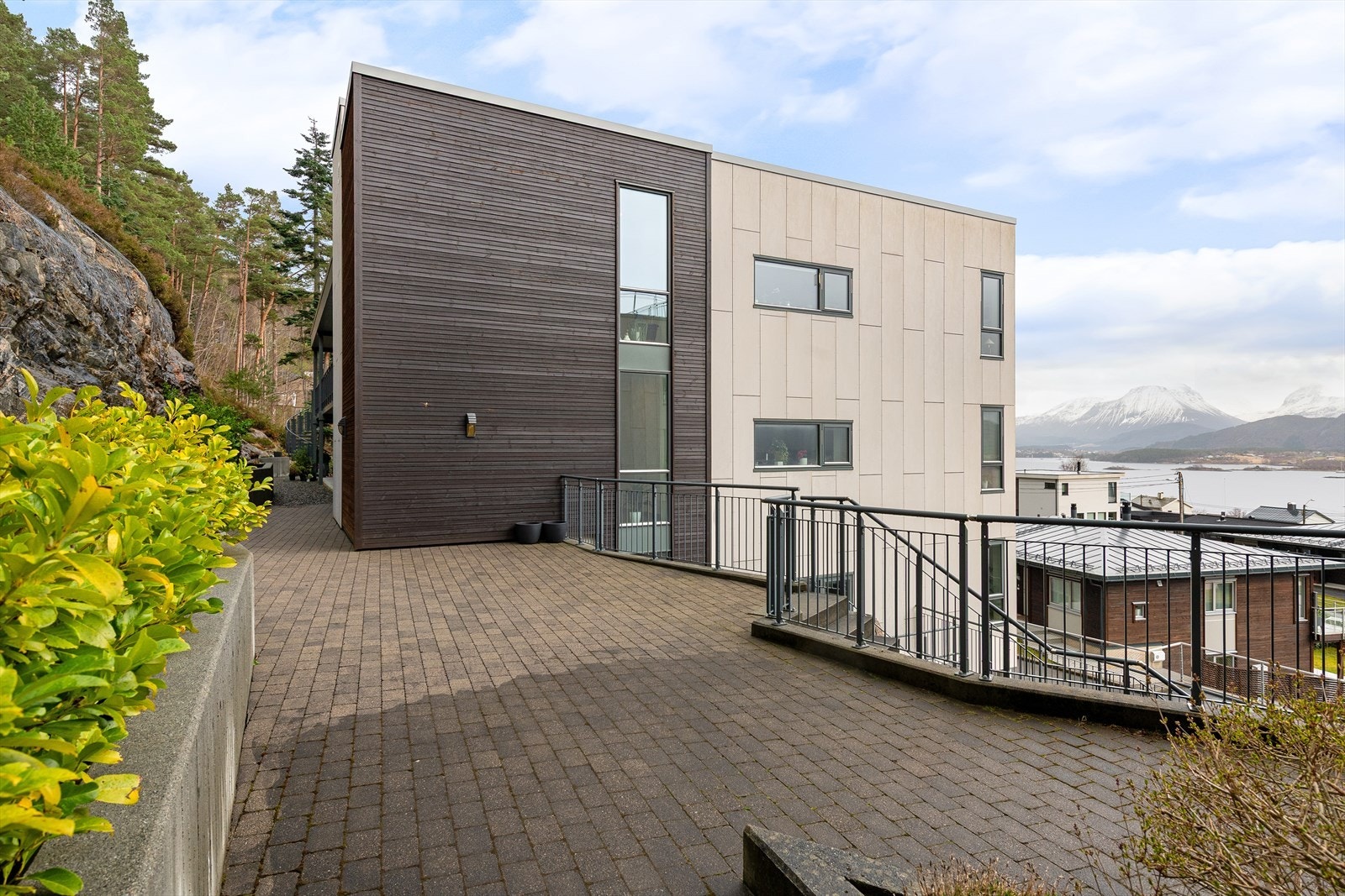 Leiligheten ligger fint til i boligens første etasje. Fellesareal for sameiet på dette vestvendte området. Galleribilde