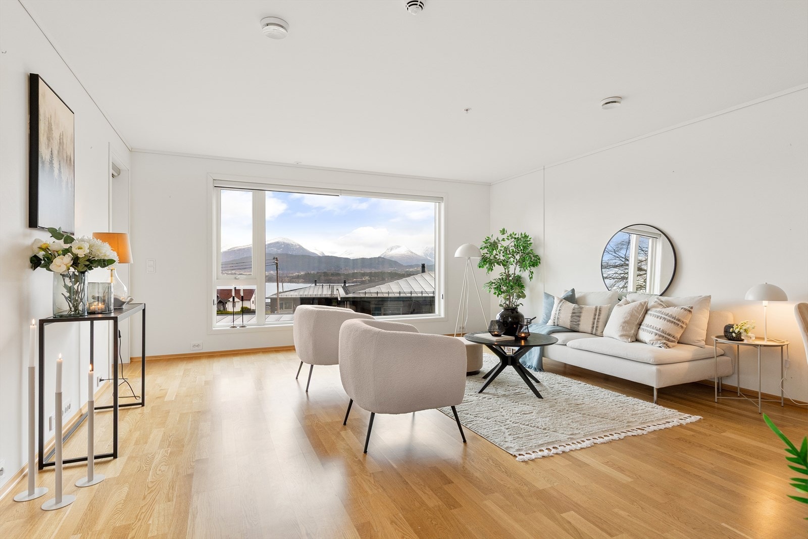 Stor og lys stue med store vindusoverflater som gir rikelig med lysinnslipp. Galleribilde