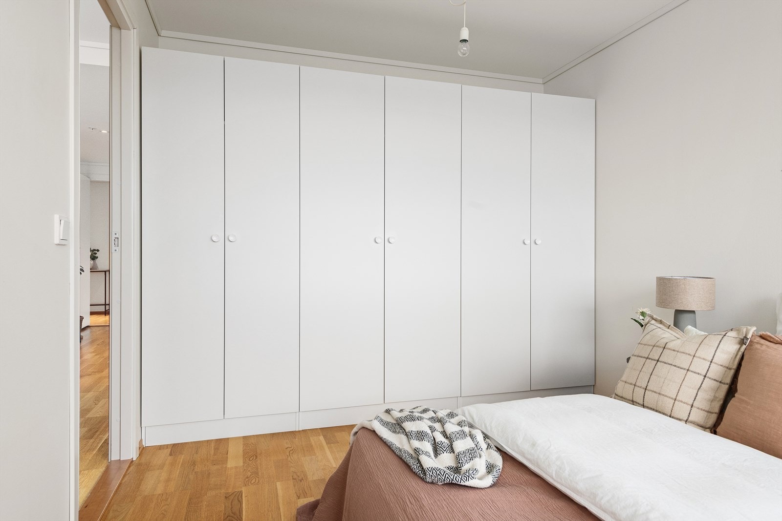 Rikelig med skapplass i garderobeskap. Galleribilde