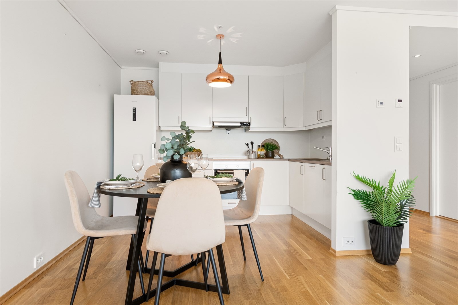 God plass til spisebord mellom kjøkken og stue. Galleribilde