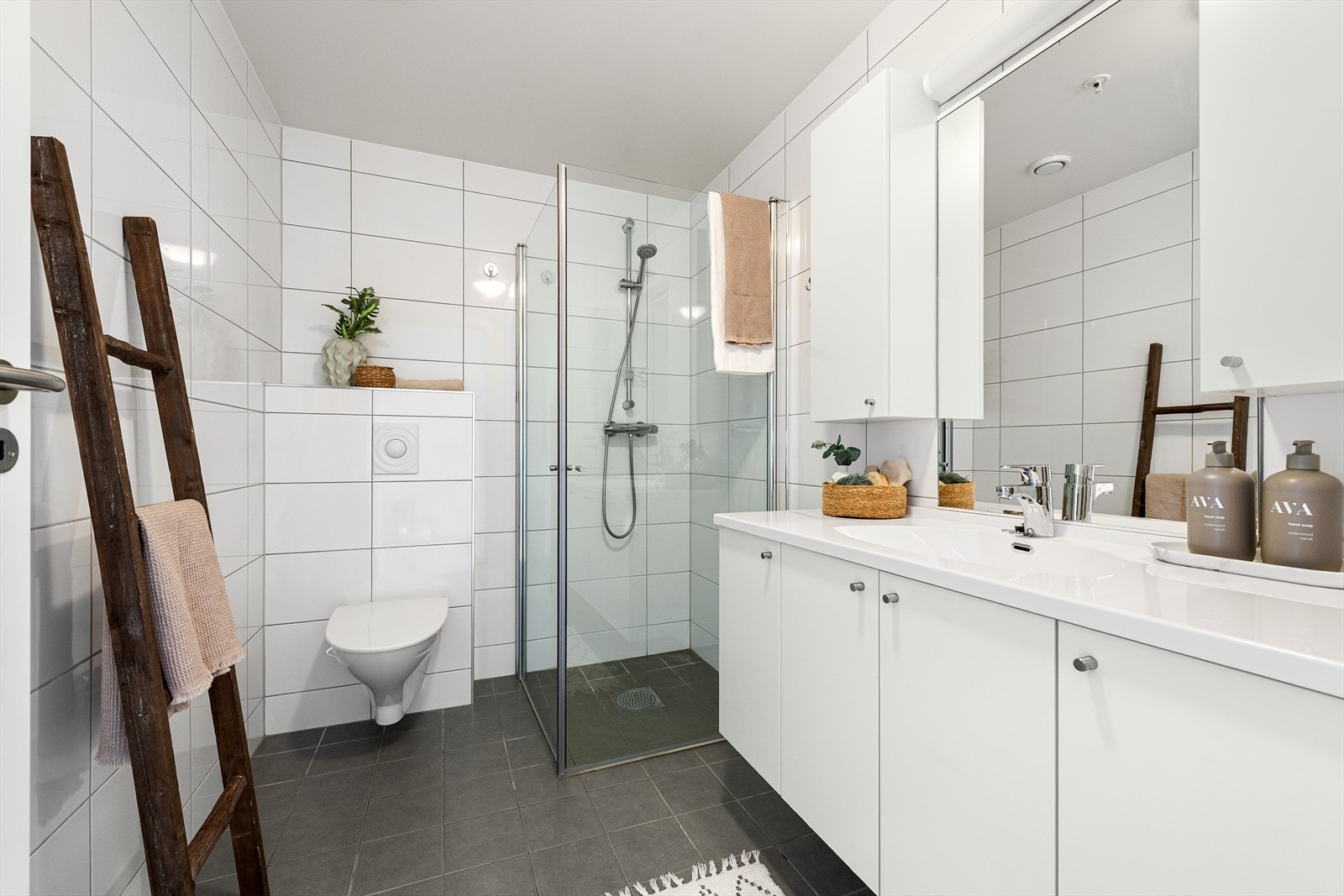 Helfliset bad med gulvvarme. Galleribilde