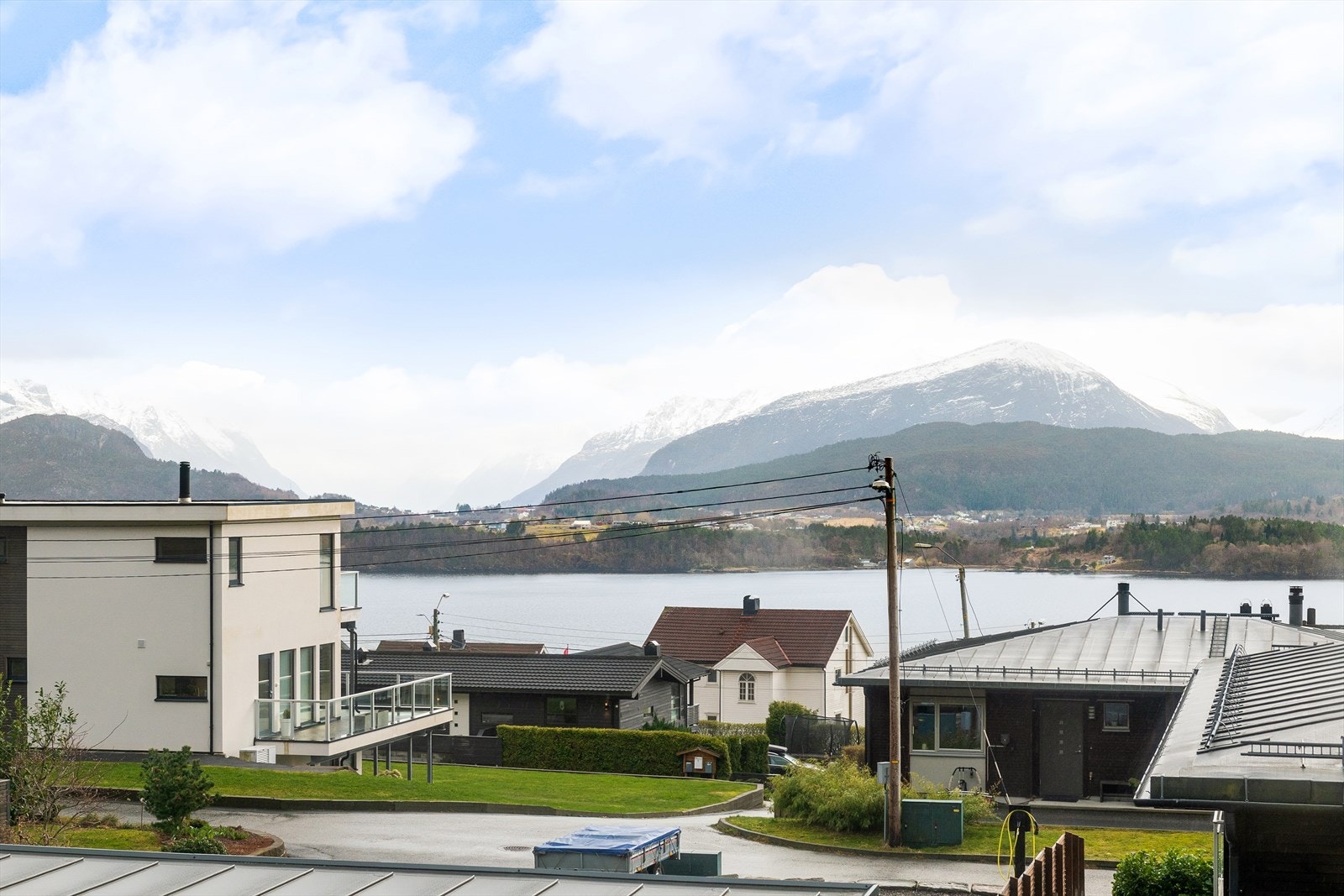 Rolig nabolag med nydelig utsikt mot fjord og fjell. Galleribilde