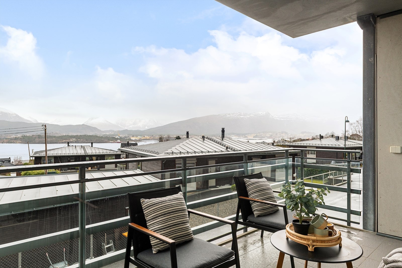 Her kan du nyte solfylte sommerdager med flott utsikt mot fjord og fjell. Galleribilde