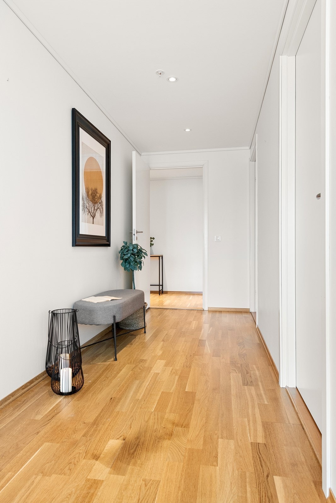 I stuens gang er det tilkomst til bad og soverom nr. 2. Galleribilde