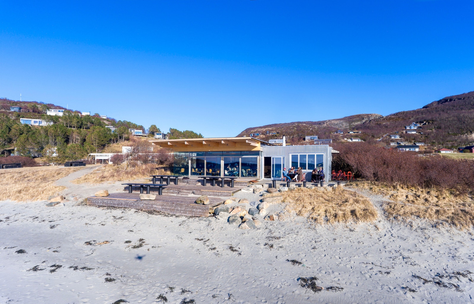 Menyen på Strandbaren endres jevnlig med årstidene, basert på tilgjengelighet av ingredienser Galleribilde
