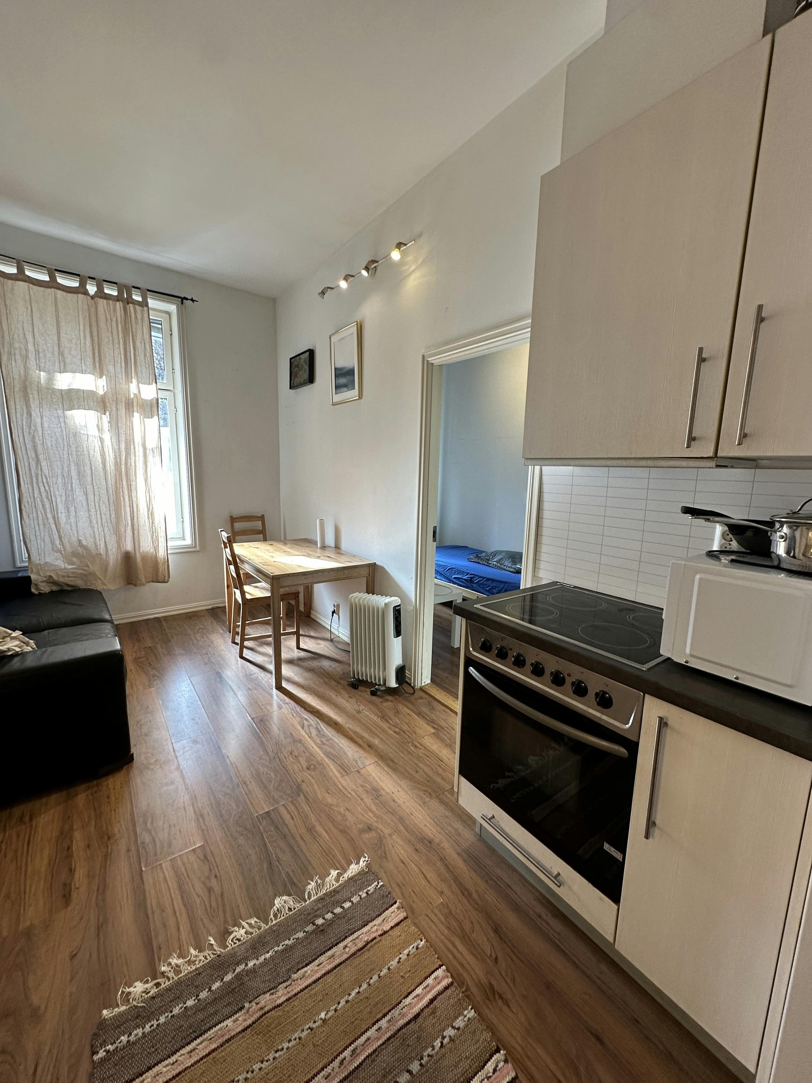 Stue med åpent kjøkken Galleribilde