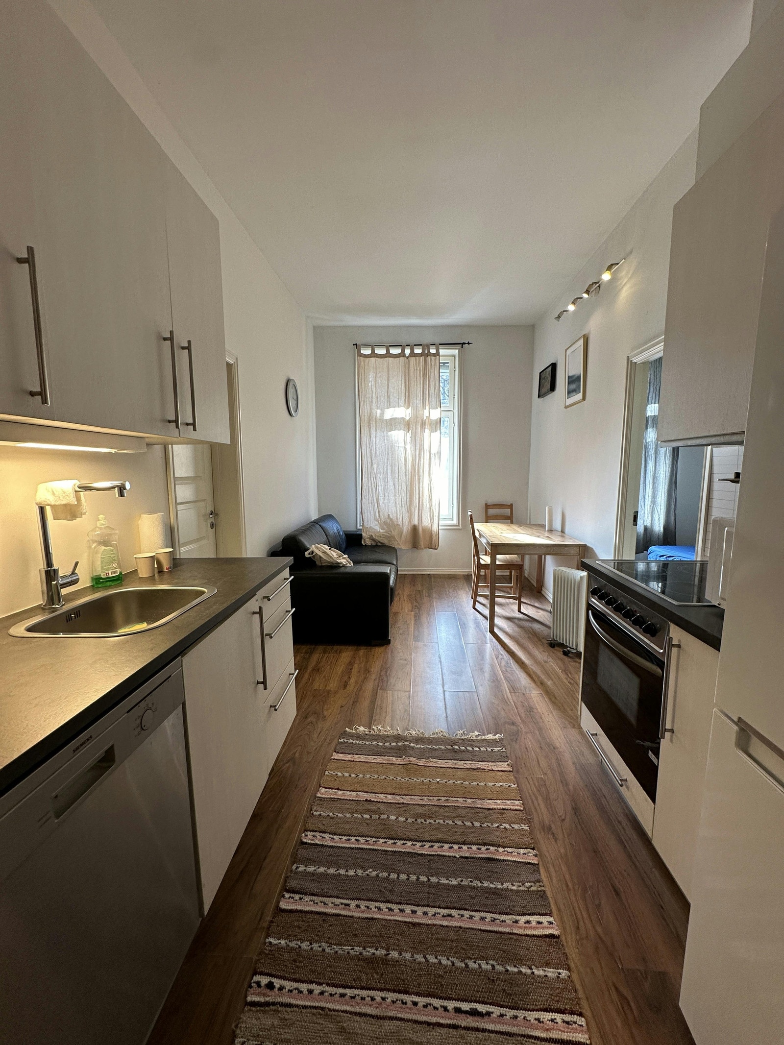 Stue med åpent kjøkken Galleribilde