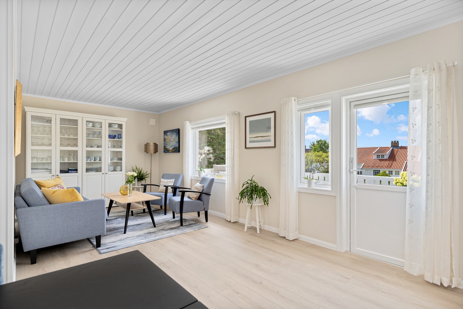 Fra stuen er det utgang til en sydvestvendt terrasse med gode solforhold og nydelig sjøutsikt. Galleribilde