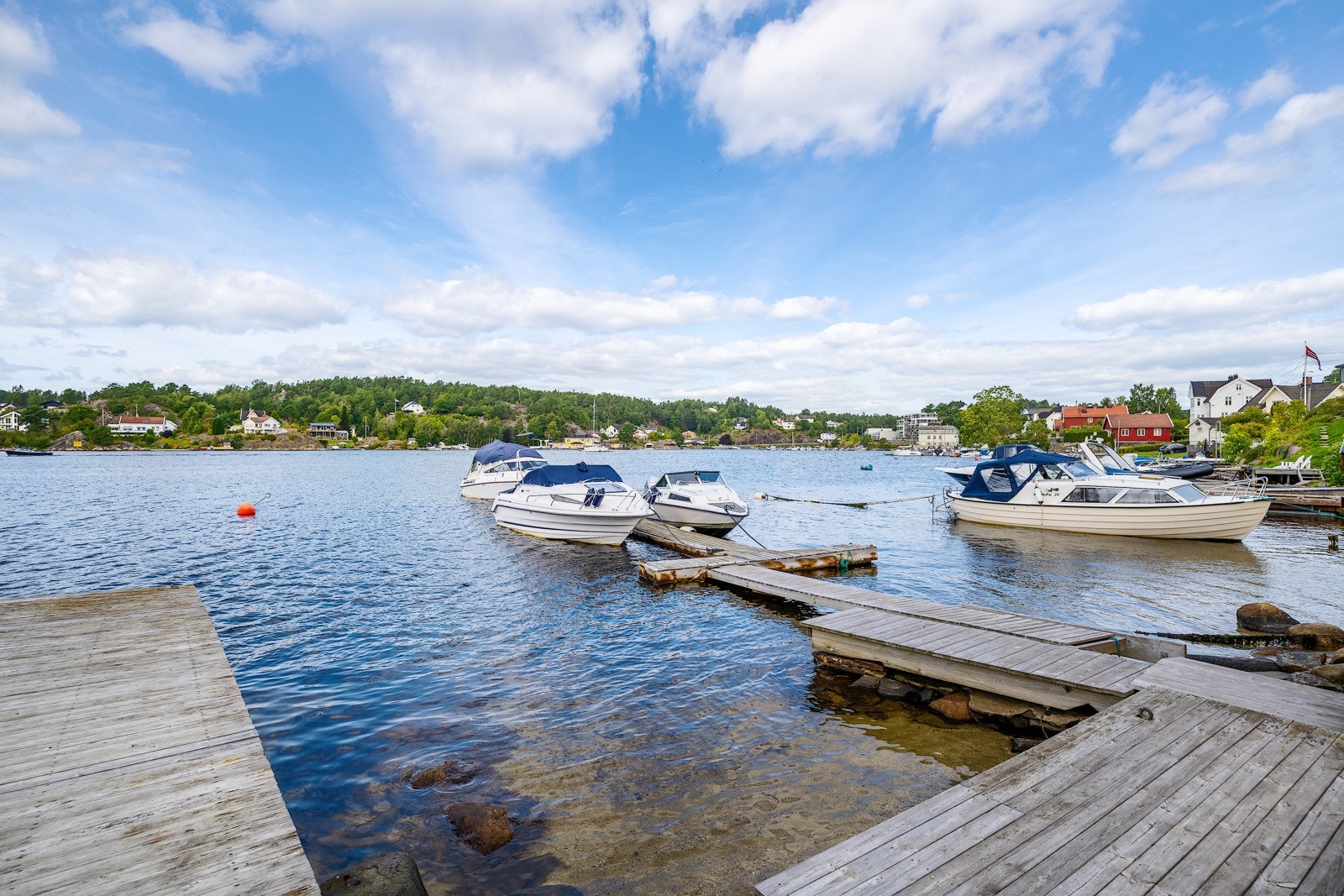 Til eiendommen følger en egen båtplass og bademuligheter, noe som gir mulighet for fine sommerdager i skjærgården. Galleribilde