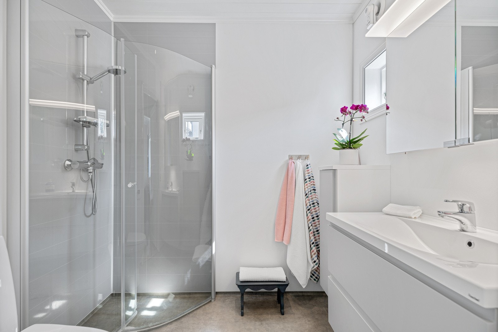 Boligen har to bad og et vaskerom som ble renovert i 2019/2020. Badet oppe ligger i suite med soverommet og har en tiltalende løsning. Galleribilde