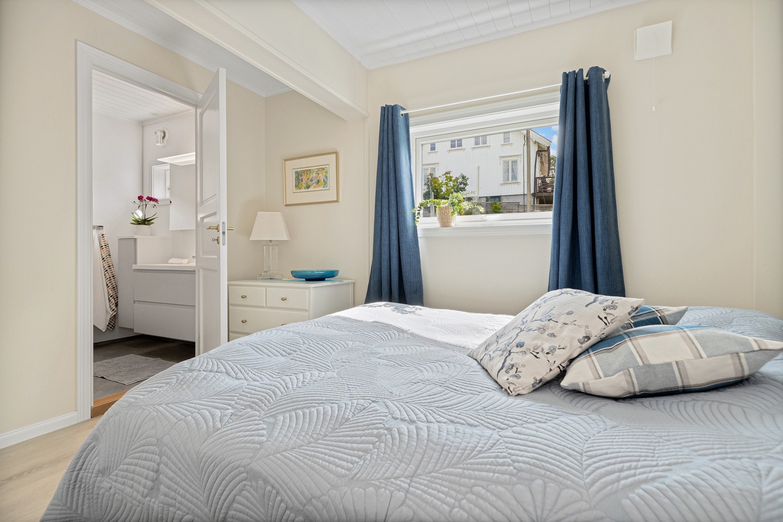 Behagelig suiteløsning til et moderne bad fra 2019/2020. Galleribilde