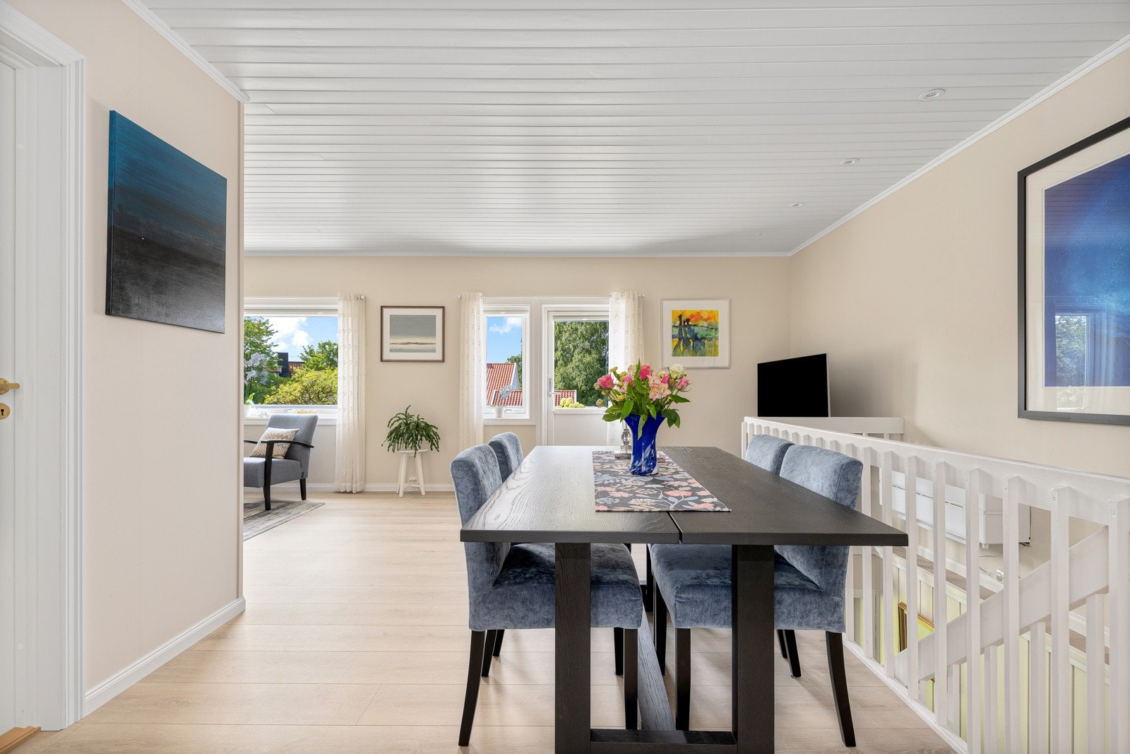 En hvitmalt trapp leder ned til kjellerstuen og det er direkte adkomst til kjøkkenet. Galleribilde