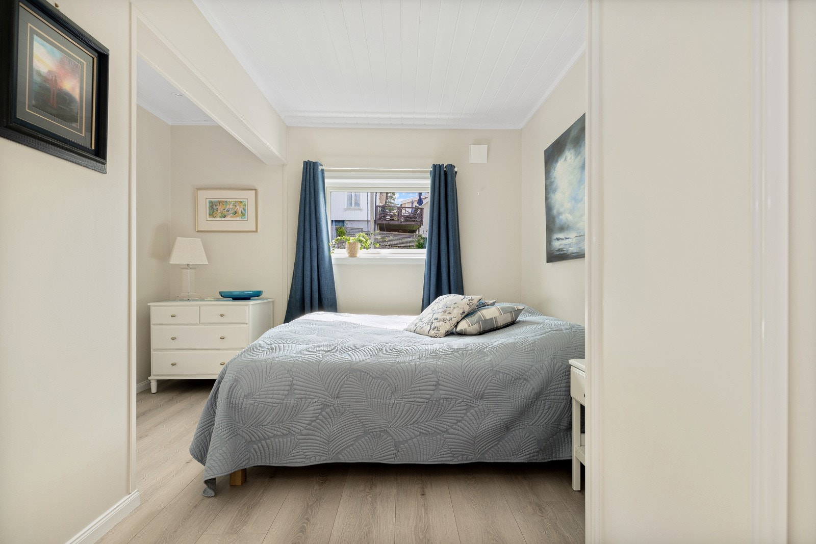 Hovedsoverommet i hovedetasjen er lyst og luftig med garderobeskap, suiteløsning til bad og god plass til dobbelseng. Galleribilde