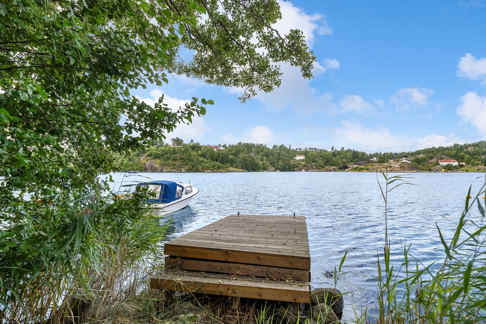 Omgivelsene byr på ekte sørlandsidyll både ved og på sjøen. Galleribilde