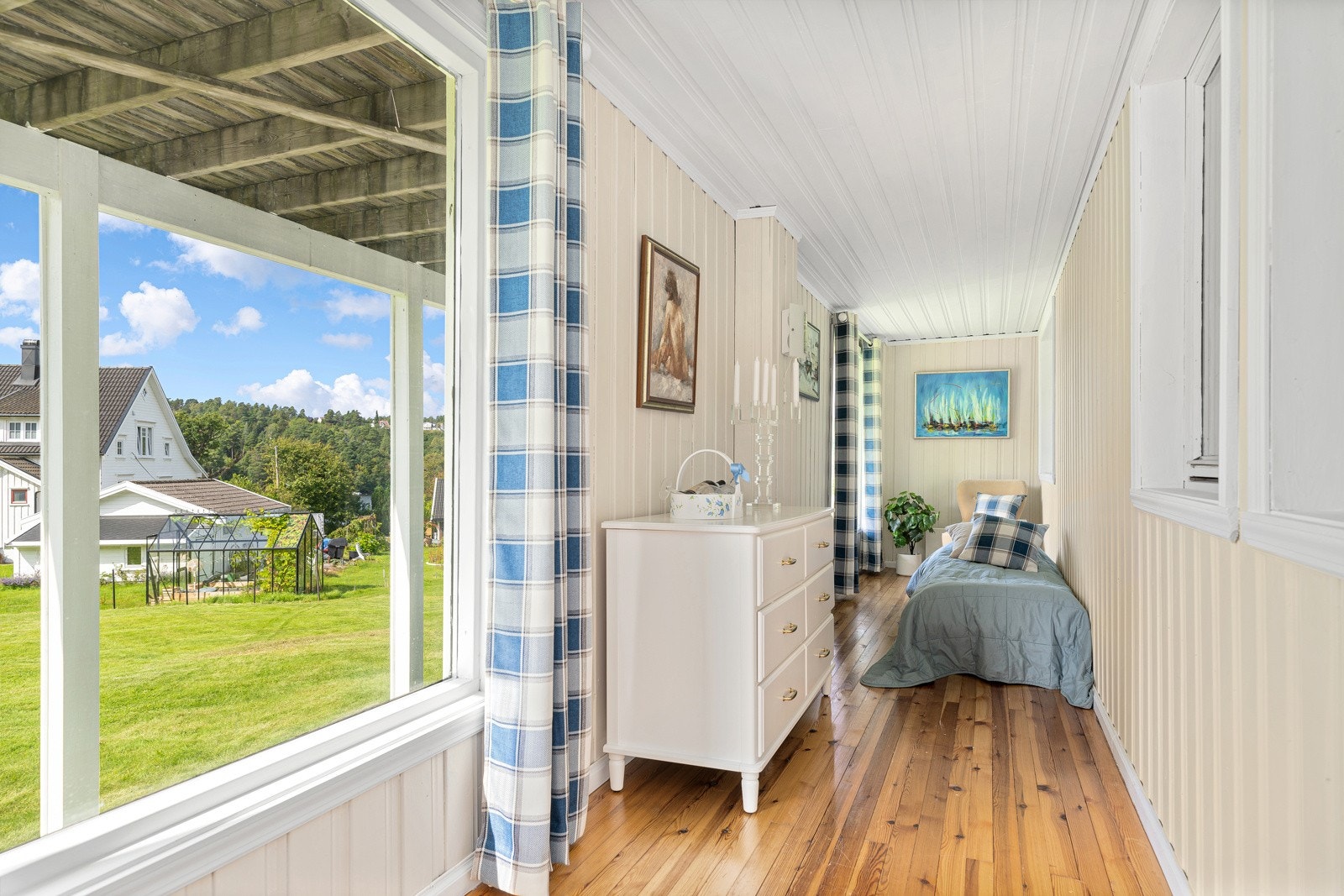 Soverommet nede har vinduer mot hagen og inn til kjellerstuen. Galleribilde