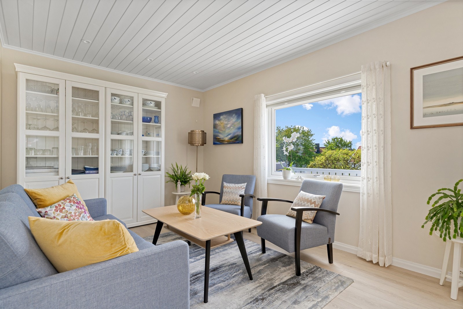 Hovedstuen er lys og tiltalende med gode vindusflater mot sydvest og pene overflater. Galleribilde