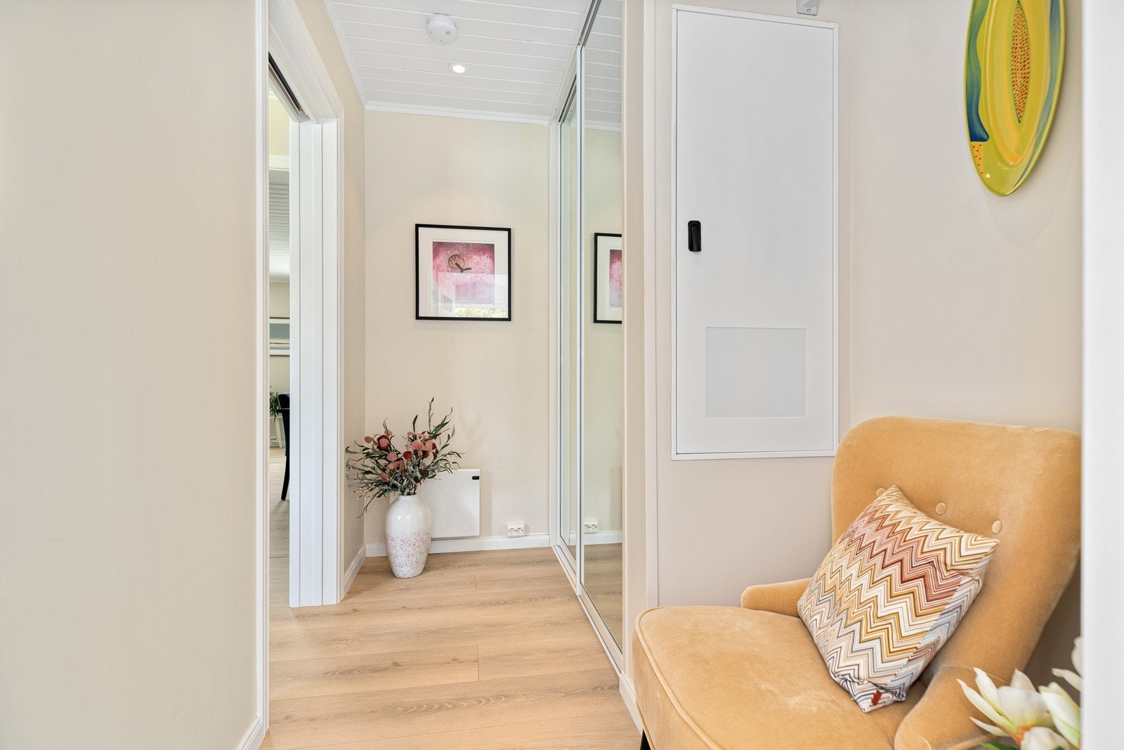 Entreen oppe gir et godt førsteinntrykk med pene overflater, downlights og skyvedørsgarderobe. Galleribilde