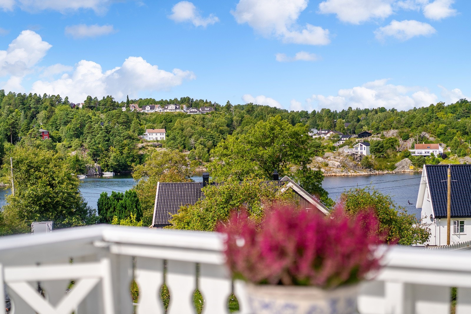 Boligen har en solrik, sydvestvendt terrasse hvor sjøutsikten virkelig er på sitt beste. Galleribilde