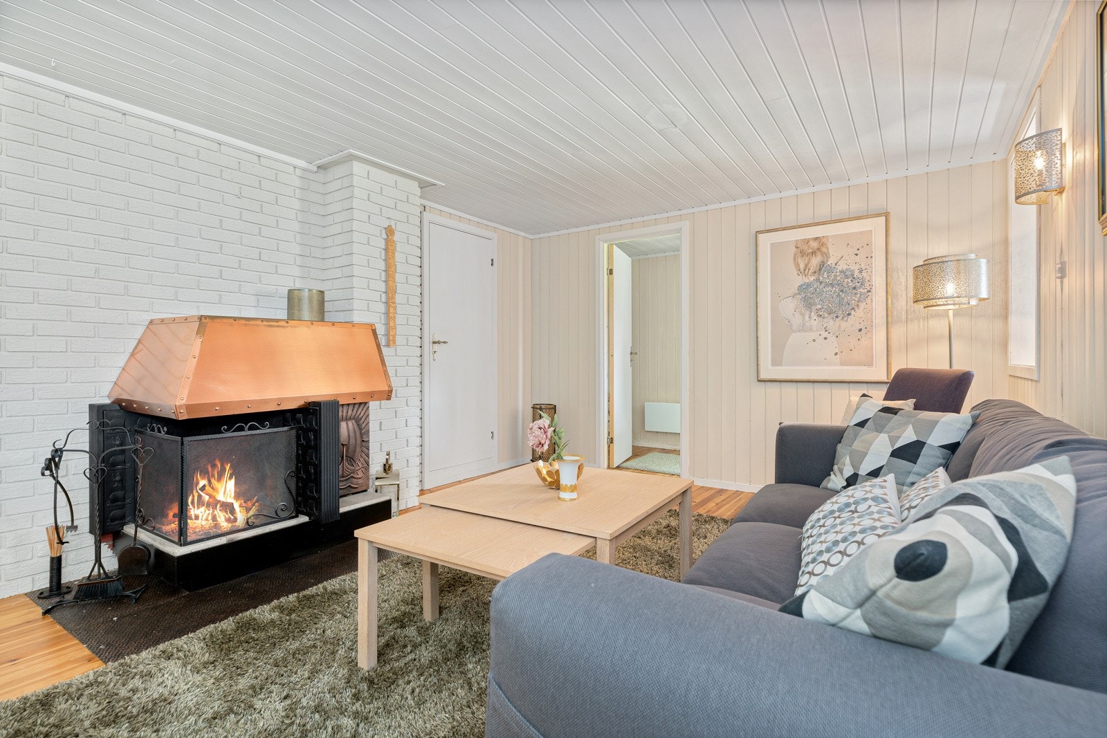 Kjellerstuen er trivelig og lun med hygge fra en åpen peis. Galleribilde