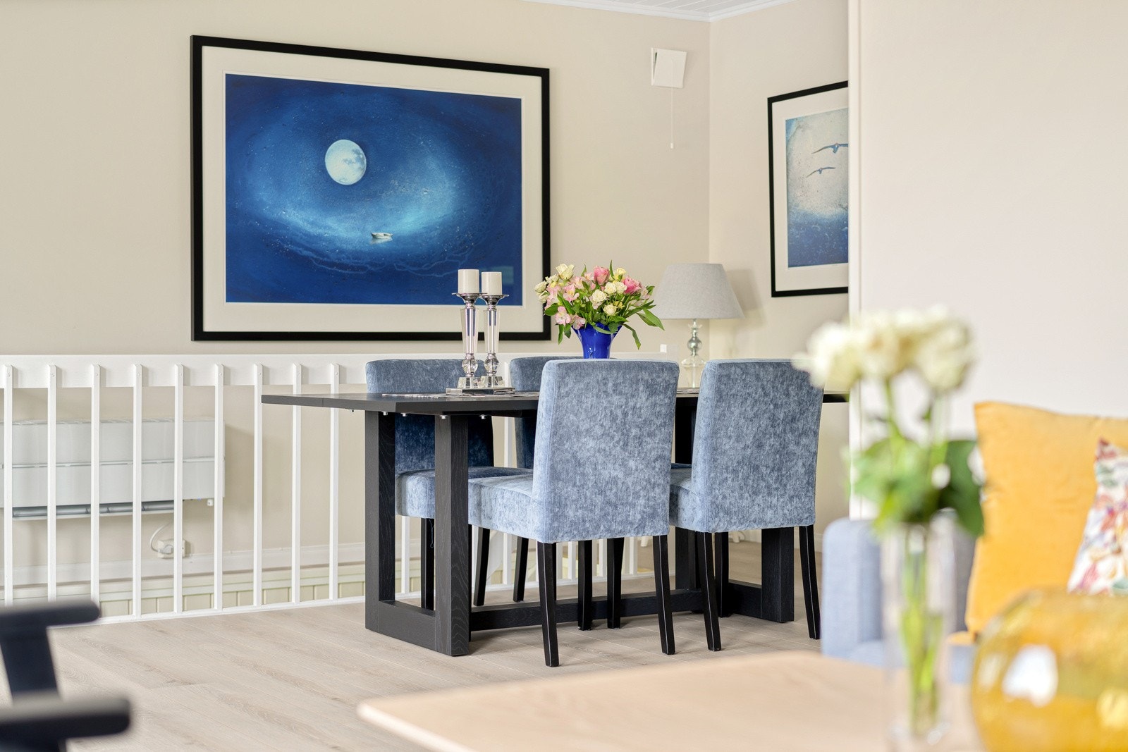 Stuen er lys og luftig med god plass til langbord hvor familie og venner kan samles. Galleribilde