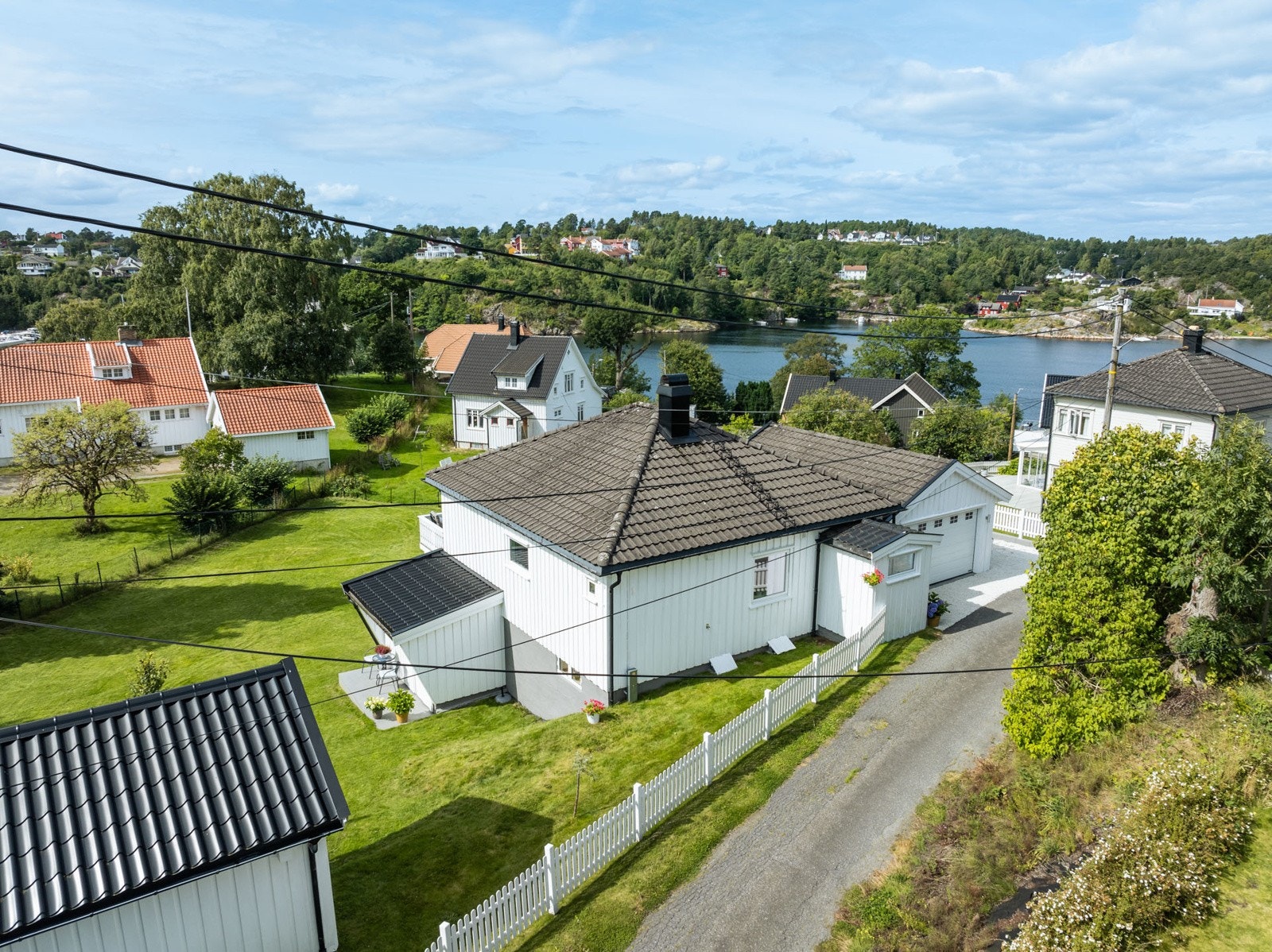 Eiendommen ligger i et maritimt område tett på sjøen og skjærgården, der eiendommen har medfølgende båtplass. Galleribilde