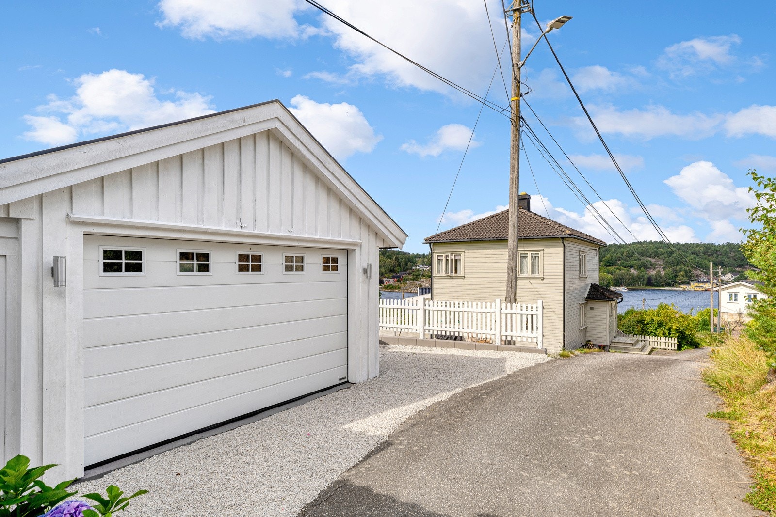 Eiendommen har en fin garasje med port fra 2018. Det er også p-plass på siden av garasjen. Galleribilde