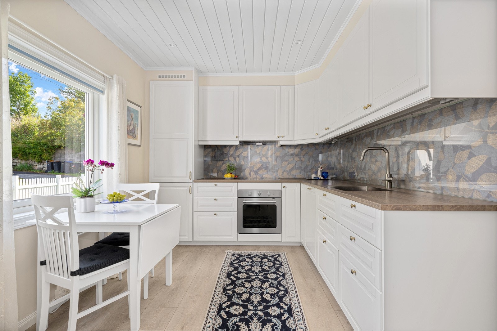 Kjøkkenet ble pusset opp og fikk ny innredning i 2019/2020 og har plass til frokostbord ved vinduet. Galleribilde