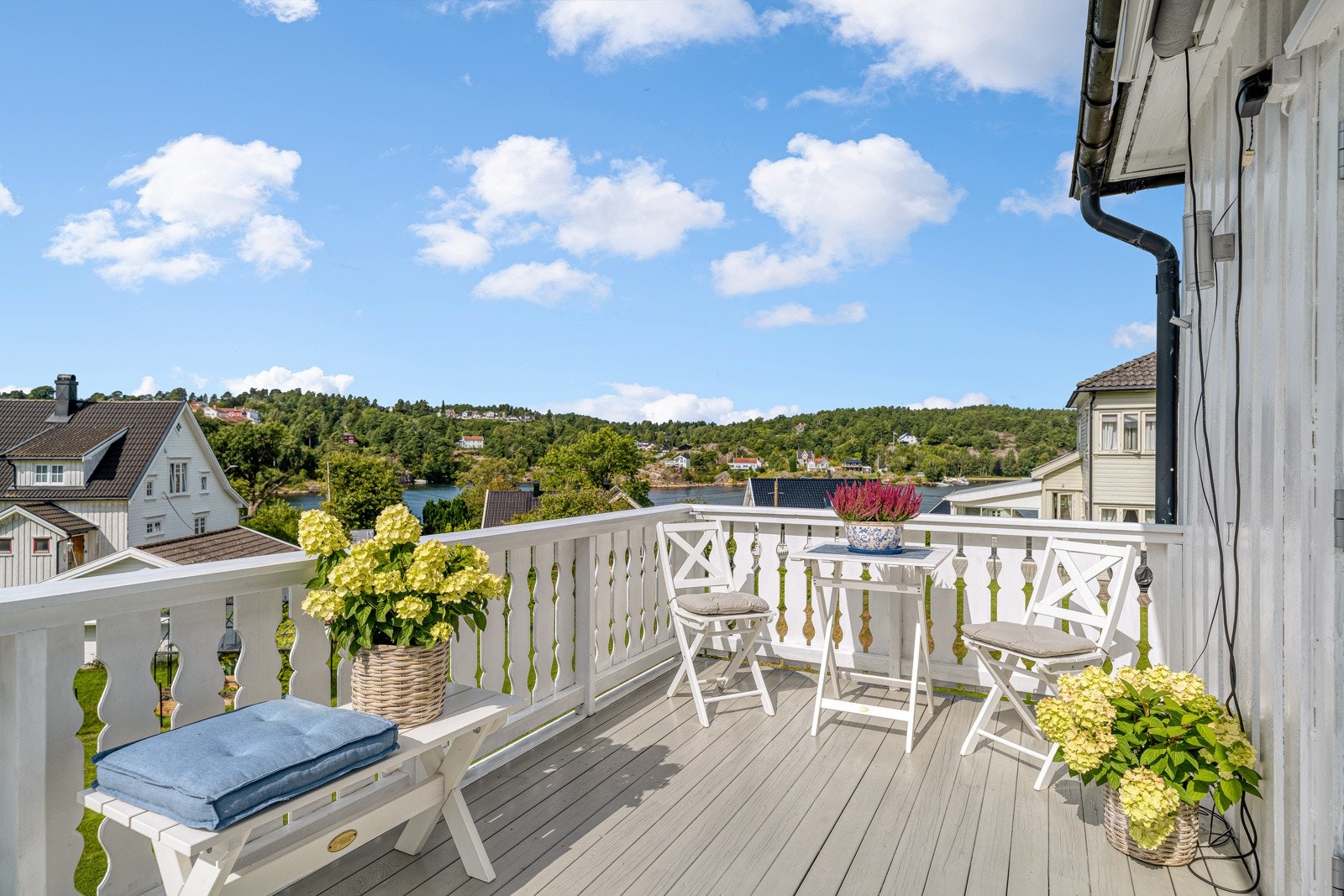 Terrassen er ca. 18 kvm og har god plass til komfortable utemøbler og grill. Galleribilde