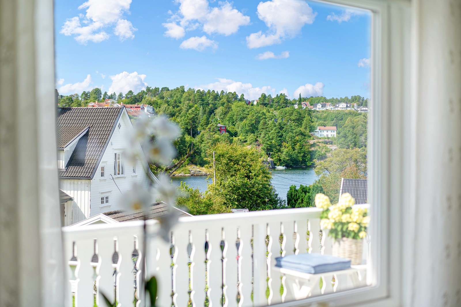 Nydelig utsikt til sjøen fra stuevinduene. Galleribilde