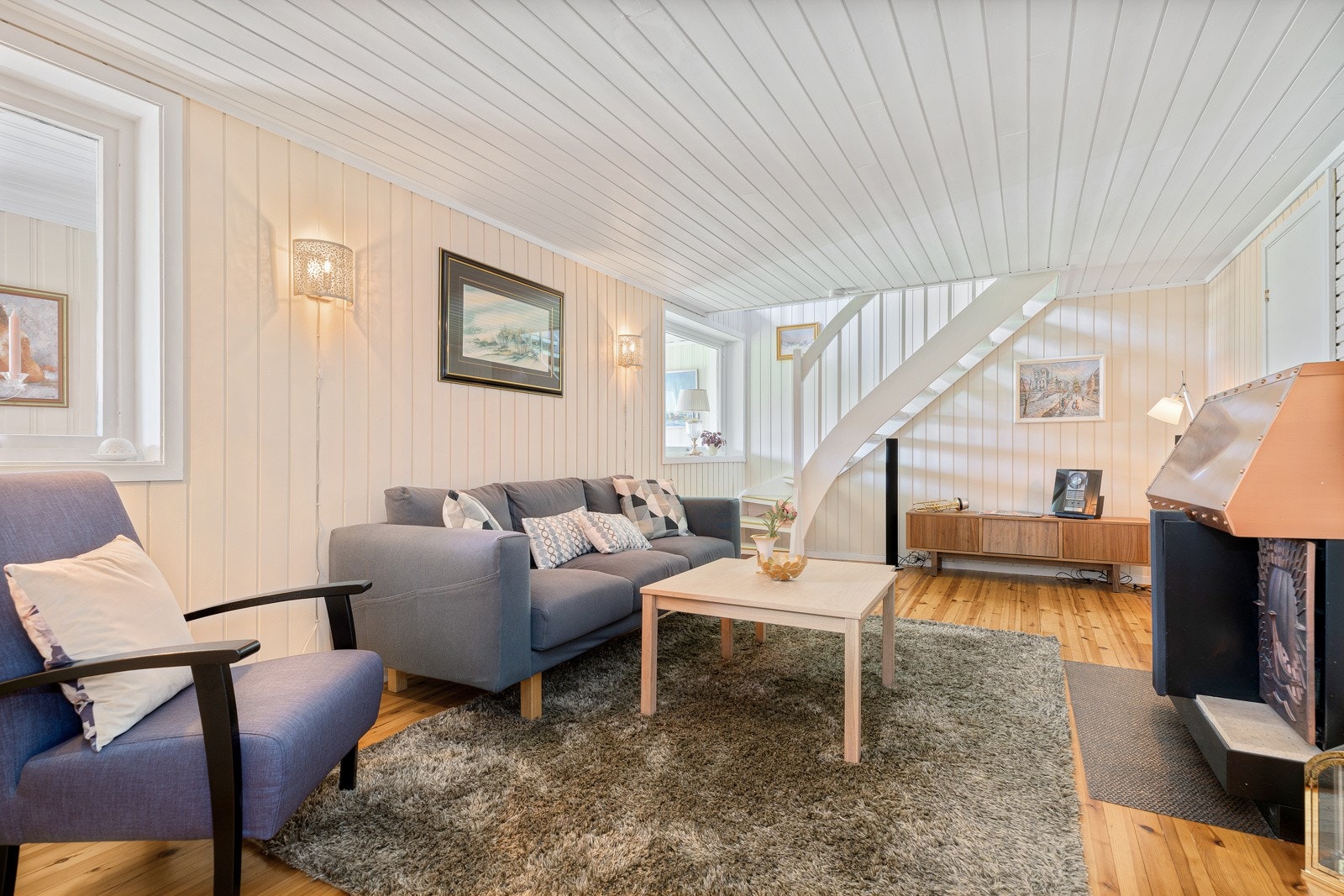 Kjellerstuen har tregulv, lysmalte paneloverflater og hvitmalt trapp opp til hovedstuen i første etasje. Galleribilde