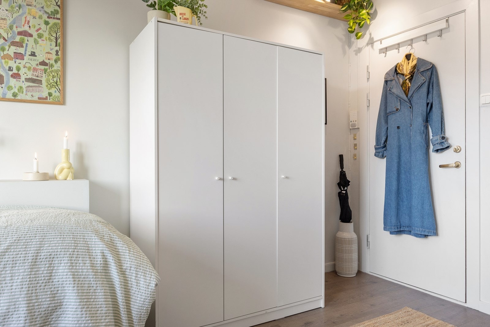 Leiligheten har gode oppbevaringsmuligheter i et praktisk garderobeskap. Galleribilde