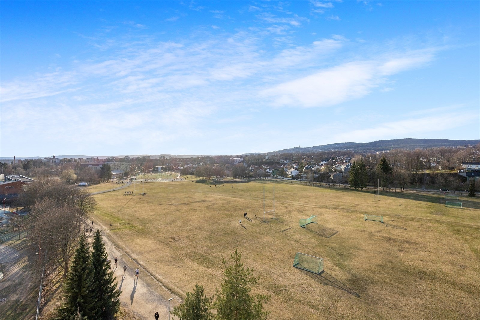 Nyt utsikten mot Holmenkollen rett fra stuevinduet. Galleribilde