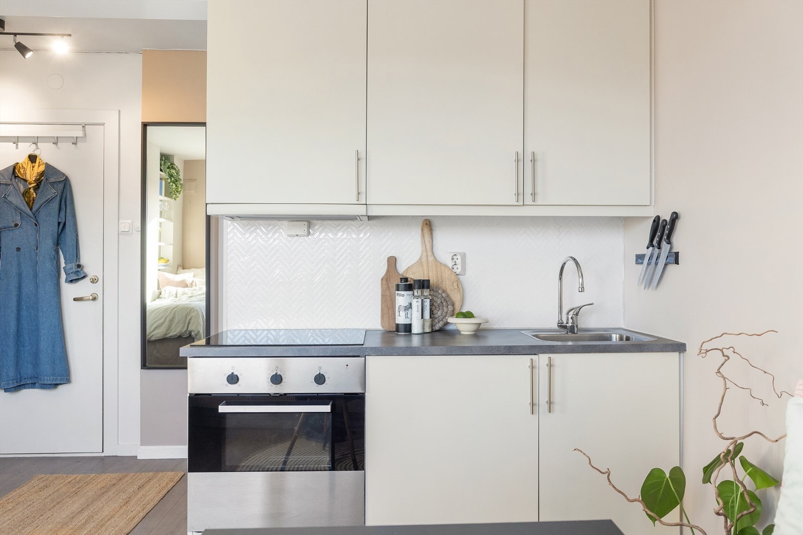 Moderne og stilren kjøkkeninnredning med glatte fronter og laminert benkeplate med nedfelt oppvaskkum og ettgreps armatur. Galleribilde