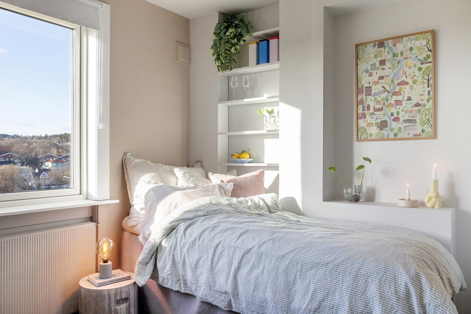 Arealefektiv stue som gir gode muligheter for møblering med sofa, bord og TV-møblement. Galleribilde