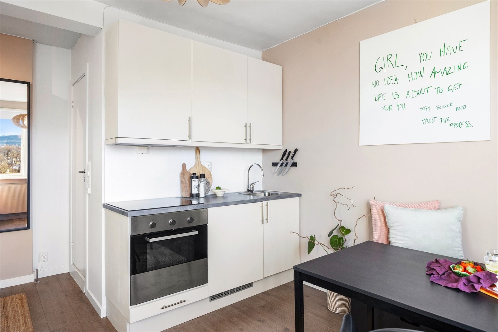 Kjøkkenet har integrert platetopp/ovn og kjøleskap. Kullfiltervifte over integrert koketopp. Galleribilde