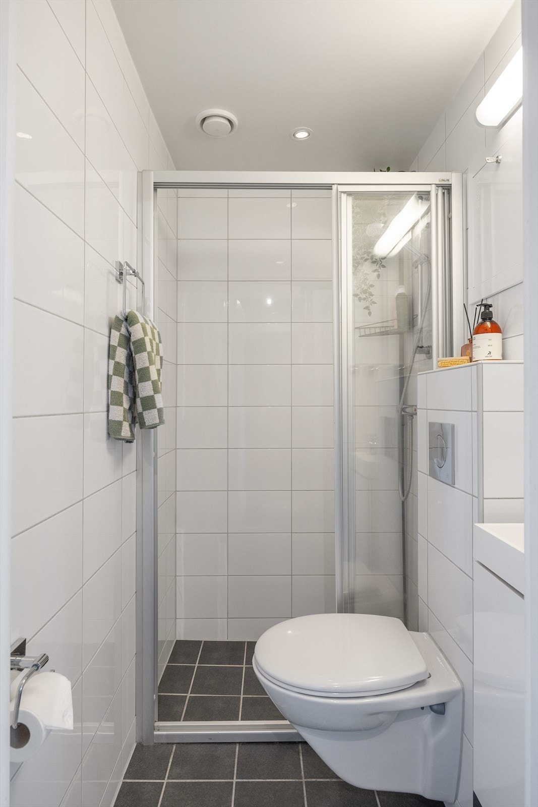 Delikat flislagt baderom med gulvvarme og downlights i himlingen, oppusset i regi av borettslaget i 2014. Galleribilde