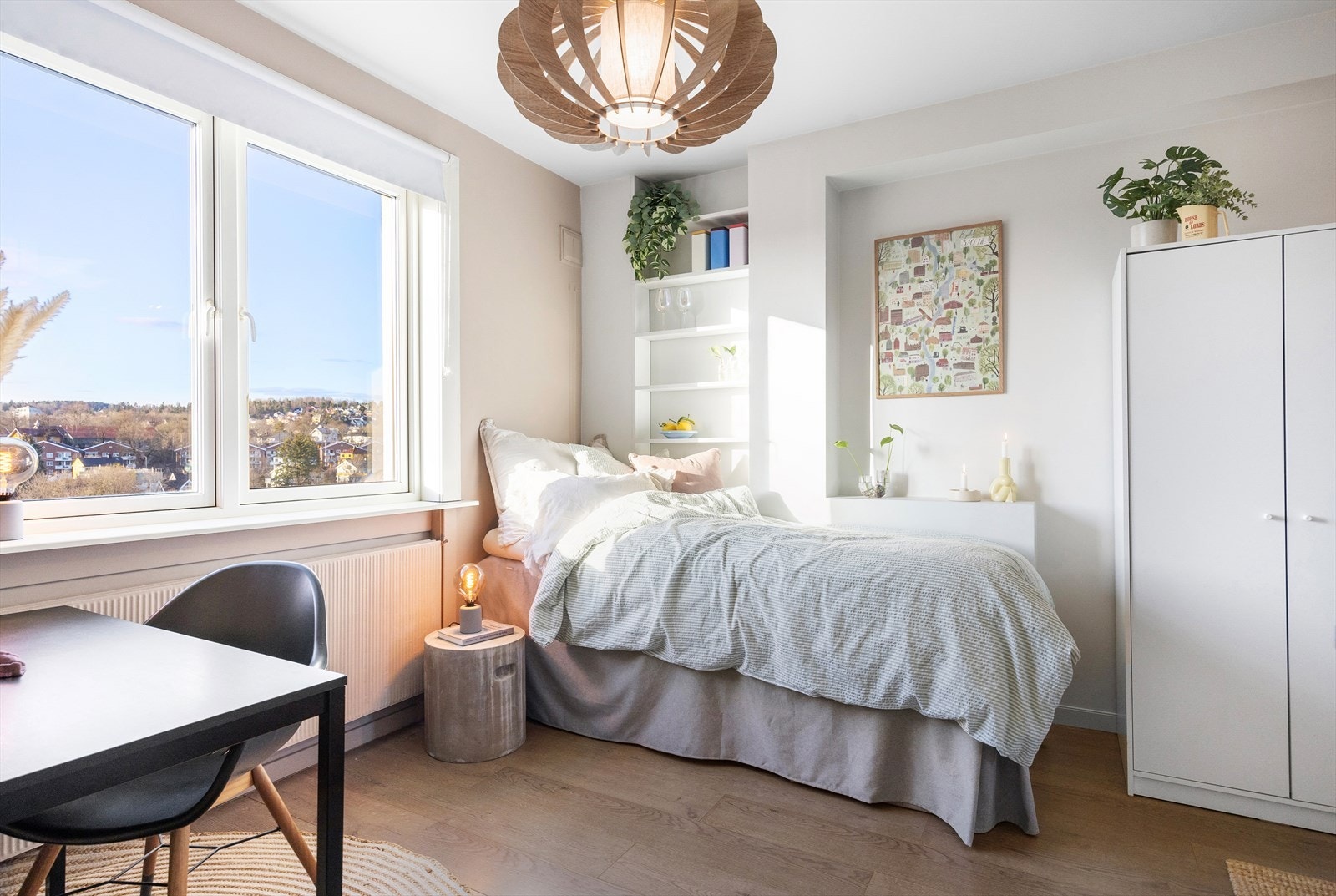 Gulvet er belagt med lyst, flott laminat, og overflatene er malt i behagelige fargetoner. Galleribilde