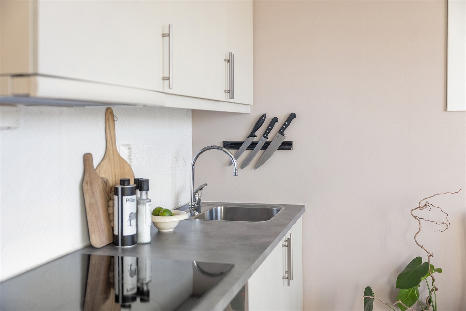 Kjøkkenet har godt med skap- og benkeplass - her blir matlaging til en fryd! Galleribilde