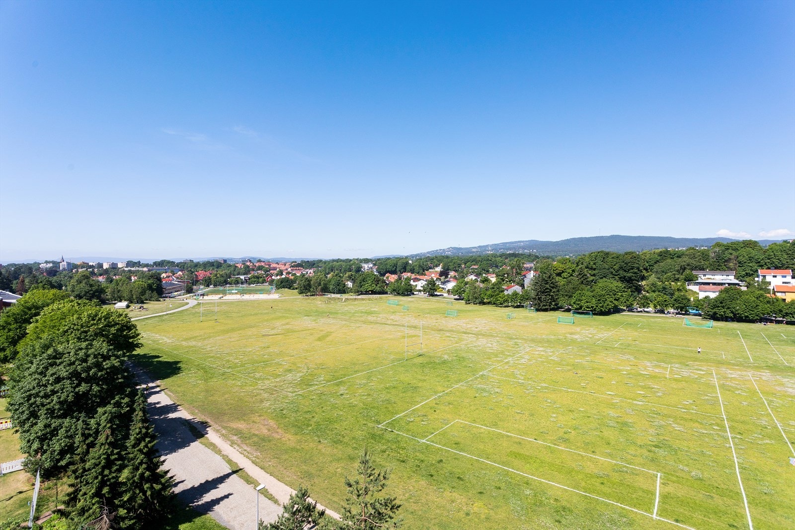 Usjenert og solrik utsikt som gir en følelse av privatliv og ro. Leiligheten ligger perfekt til som topp- og endeleilighet, noe som gir ekstra lysinnslipp og en luftig atmosfære. Galleribilde